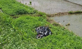 Xe máy bị tàu đâm bắn xuống ruộng cách đường tàu hàng chục mét - Ảnh: Hoàng Long