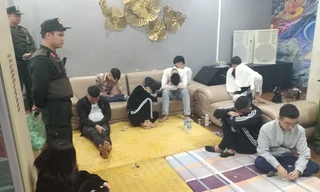 Các đối tượng bị bắt quả tang đang sử dụng ma tuý trong nhà nghỉ Hong Kong - Ảnh: CAND