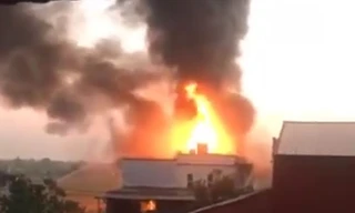 Đám cháy bùng phát giữ khu dân cư - Ảnh: Hoàng Long