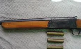 Nạn nhân bị amnhr đạn hoa cải găm kín vùng ngực, hiện vẫn đang trong tình trạng nguy kịch - Ảnh: Hoàng Long