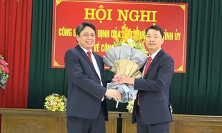 Tân Trưởng Ban Nội chính Tỉnh uỷ Nam Định Trần Minh Thắng (trái) và tân Bí thư Huyện uỷ Mỹ Lộc (phải) tại hội nghị công bố quyết định - Ảnh: Hoàng Long