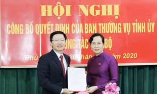 Bí thư Tỉnh uỷ Hà Nam trao quyết định phân công công tác cho tân Trưởng Ban Dân vận Tỉnh uỷ - Ảnh: Hoàng Long 