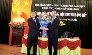 Bí thư Thành uỷ Nam Định Nguyễn Anh Tuấn chúc mừng tân Chủ tịch UBND thành phố Nam Định Phạm Duy Hưng (trái ảnh) - Ảnh: Hoàng Long