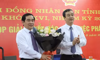 Bí thư Tỉnh uỷ Thái Bình Ngô Đông Hải (phải) chúc mừng tân Chủ tịch HĐND tỉnh Nguyễn Tiến Thành. Ảnh: Hoàng Long