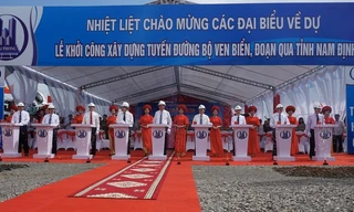 Các đại biểu bấm nút khởi công tuyến đường bộ ven biển chạy qua tỉnh Nam Định. Ảnh: Hoàng Long