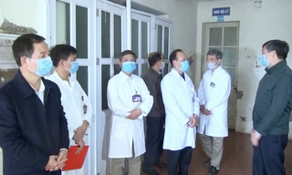 Lãnh đạo tỉnh Nam Định kiểm tra công tác ứng phó nguy cơ dịch tại các bệnh viện - Ảnh: Hoàng Long