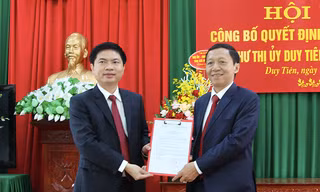 Chủ tịch UBND tỉnh Hà Nam Trương Quốc Huy (trái) trao quyết định cho tân Bí thư Thị uỷ Duy Tiên - Ảnh: Hoàng Long
