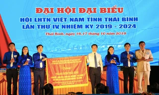 Anh Nguyễn Minh Hồng (thứ 3, từ trái sang) được bầu làm Chủ tịch Hội LHTN tỉnh Thái Bình - Ảnh: Hoàng Long