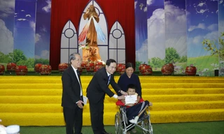 Chủ tịch UBTW MTTQ Trần Thanh Mẫn tặng quà cho trẻ em khuyết tật tại Giáo phận Thái Bình (tỉnh Thái Bình) - Ảnh: Hoàng Long