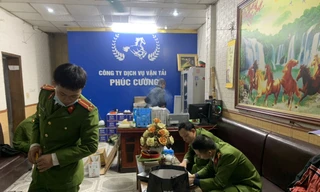 Công an Thái Bình khám xét nơi làm việc của Nguyễn Văn Cường - Ảnh: Hoàng Long