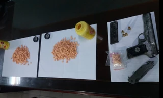 Tang vật dao, súng và ma tuý bị công an bắt giữ - Ảnh: Hoàng Long