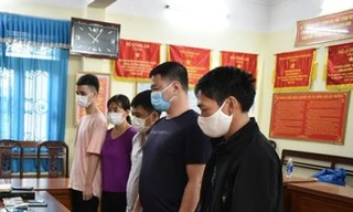 Các đối tượng trong đường dây cờ bạc vừa bị bắt khẩn cấp - Ảnh: Hoàng Long