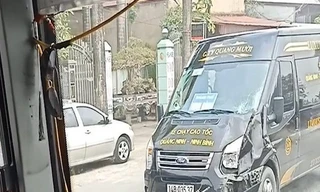 Sau va chạm, xe Limousine cuốn xe máy vào gầm - Ảnh: Hoàng Long