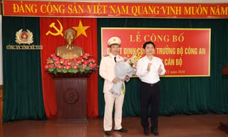 Chủ tịch UBND tỉnh Hà Nam Trương Quốc Huy chúc mưng tân Phó Giám đốc Công an tỉnh Hà Nam Nguyễn Thanh Hà - Ảnh: Hoàng Long