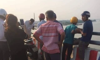 Đến chiều 29/9, vẫn chưa tìm thấy nạn nhân nhảy cầu tự tử - Ảnh: Hoàng Long