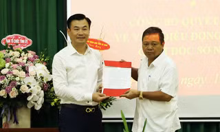 Chủ tịch UBND tỉnh Hà Nam (phải) trao quyết địnhboor nhiệm cho tân Giám đốc Sở Nội vụ - Ảnh: Hoàng Long