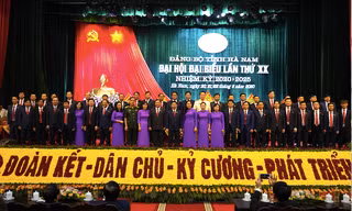 Ban Chấp hành Đảng bộ tỉnh Hà Nam khoá XX ra mắt tại Đại hội Đảng bộ tỉnh - Ảnh: Hoàng Long