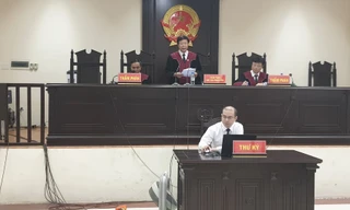 HĐXX phúc thẩm tuyên án vụ phúc thẩm đối với vợ chồng Lẫm, Quyết. Ảnh: Hoàng Long