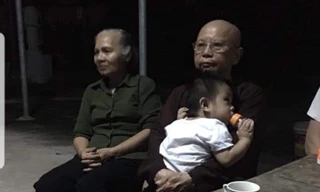 Cháu bé bị bỏ rơi đang được nhà chùa chăm nom, nuôi dưỡng - Ảnh: Hoàng Long