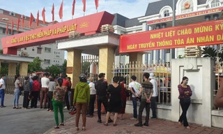 Người dân đội nắng theo dõi phiên toà xử vợ chồng Đường "Nhuệ" - Ảnh: Hoàng Long