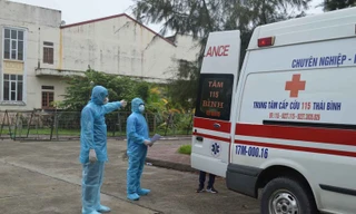 Khẩn trương đưa cặp vợ chồng F1 của bệnh nhân COVID_19 tại Thanh Miện, Hải Dương đi cách ly tập trung - Ảnh: Hoàng Long