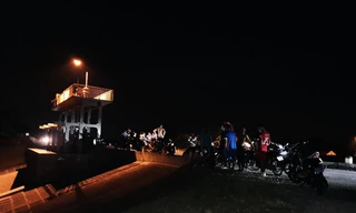 Người dân tìm thấy thi thể nam ssinh đuối nước tại đoạn kênh tưới tiêu - Ảnh: Hoàng Long