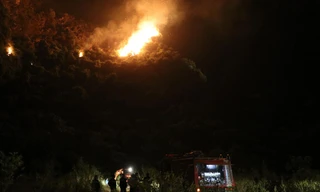 Lực lượng chữa cháy làm việc suốt đêm để ngăn ngọn lửa lan rộng - Ảnh: Hoàng Long