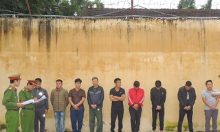 9 đối tượng bị bắt quả tang ki đang tham gia sát phạt tại ổ xóc đĩa - Ảnh: Hoàng Long