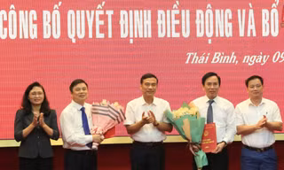 Lãnh đạo tỉnh Thái Bình trao quyết định bổ nhiệm cho 2 cán bộ mới - Ảnh: Hoàng Long