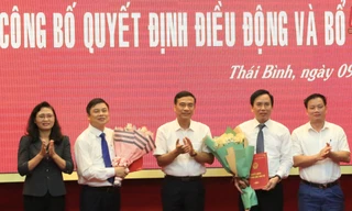 Lãnh đạo tỉnh Thái Bình trao quyết định bổ nhiệm cho 2 cán bộ mới - Ảnh: Hoàng Long