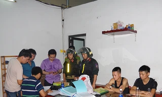 5 mũi trinh sát của Công an Hà Nam đồng loạt tấn công vào đường dây lô đề - Ảnh: Hoàng Long