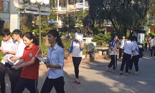 Thí sinh Hà Nam tươi cười rời khỏi phòng thi vì áp lực ít, đề thi dễ - Ảnh: Hoàng Long