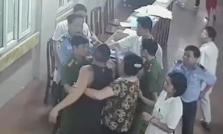 Bất chấp can ngăn, đối tượng tiếp tục chửi mắng, lao vào đánh y, bác sỹ - Ảnh: trích xuất từ camera của bệnh viện