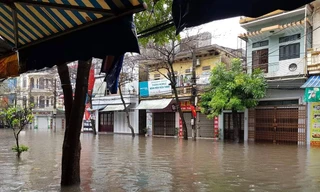 Nhà dân tại Nam Định đóng kín vì mưa ngập - Ảnh: Hoàng Long