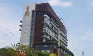 Sau khi nộp đơn nghỉ việc, nhân viên khách sạn nhảy từ tầng 9 xuống