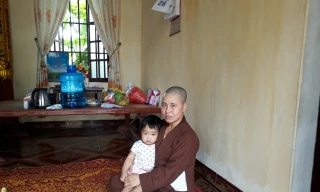 Trự trì Thích Đàm Tươi nhận nuôi cháu bé bị bỏ rơi tại chùa - Ảnh: Hoàng Long