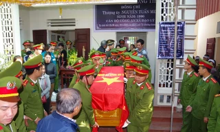 Đồng đội, gia đình trang trọng tổ chức tang lễ cho đại uý Nguyễn Tuấn Minh đã hy sinh khi làm nhiệm vụ. Ảnh: Hoàng Long