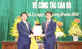 Chủ tịch UBND tỉnh Hà Nam trao quyết định và chúc mừng Tân Bí thư Thành uỷ Phủ Lý Nguyễn Đức Toàn - Ảnh: Hoàng Long