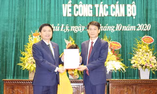 Chủ tịch UBND tỉnh Hà Nam trao quyết định và chúc mừng Tân Bí thư Thành uỷ Phủ Lý Nguyễn Đức Toàn - Ảnh: Hoàng Long