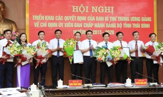 Bí thư Tỉnh uỷ Thái Bình (giữa) trao quyết định cho 8 tân Tỉnh uỷ viên - Ảnh: TT