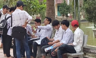 Thí sinh Thái Bình vui vẻ vì làm tốt bài thi buổi sáng - Ảnh: Hoàng Long