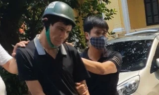 Phạm Tiến Khoa bị khống chế, bắt quả tang khi đang vận chuyển 3,7kg ma tuý - Ảnh: Hoàng Long