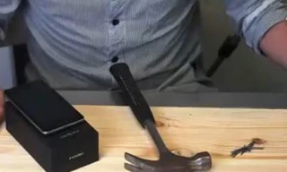 Smartphone mỏng nhất thế giới làm búa đóng đinh