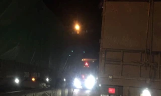 Đến chập tối nay, ách tắc vẫn kéo dài trên địa phận huyện Cao Lộc, Lạng Sơn *ảnh: Quang Huy