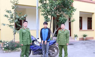 Đối tượng Trường (giữa) tại cơ quan công an .Ảnh: H.Mỹ