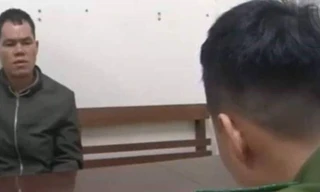 Đối tượng Cao (bìa trái) khai nhận hành vi tại cơ quan công an .Ảnh: TL