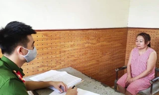 "Nữ quái" Nhường (bìa phải) khai nhận hành vi tại cơ quan công an .Ảnh: H. Thơ