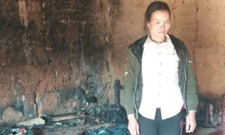 Bà Chến thẫn thờ trước cảnh tan hoang do hỏa hoạn .Ảnh: TL