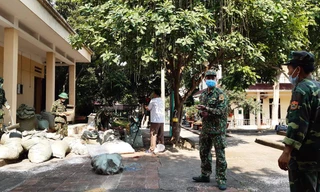 Lực lượng biên phòng Cửa khẩu Chi Ma kiểm đếm số thuốc bắc nhập lậu. Ảnh: Duy Chiến