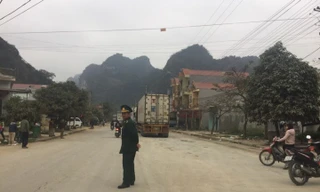 Hàng hoá vẫn được xuất qua cửa khẩu Tân Thanh nhưng số lượng giảm đáng kể so với những ngày trước đây. Ảnh: Duy Chiến